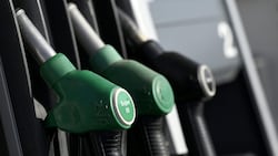 Weil die sinkenden Erdölpreise nicht an den Tankstellen ankommen, hat der ÖAMTC eine ...