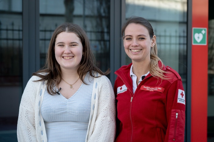 Georgia Praska (re.) erklärt, wie man einem Notruf richtig absetzt.