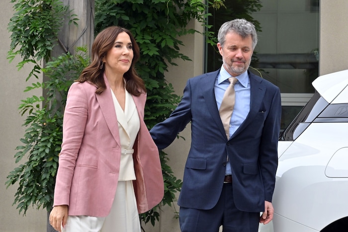 ... immer wieder sucht das Paar – hier in Canberra – Körperkontakt ...