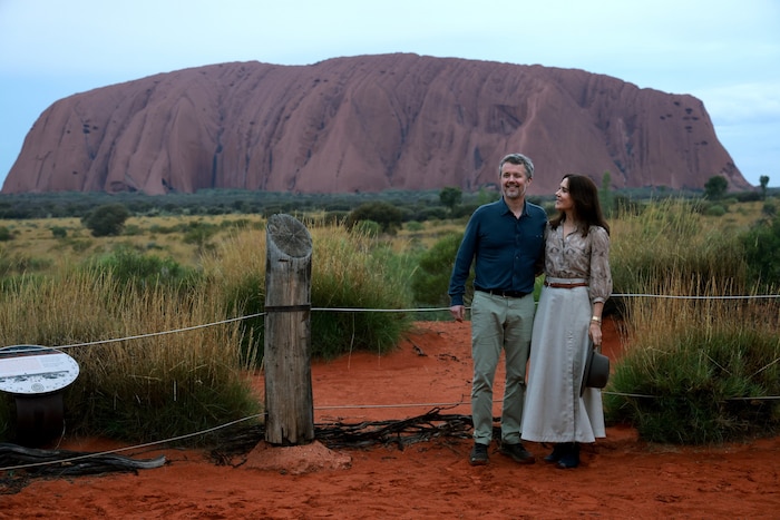 Am Ayres Roc posiert das Paar Arm in Arm ...