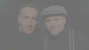 Viktor Gernot und Thomas Stipsits parodieren mit Gitarre und Gesang als „Lotterbuben“ im neuen ...