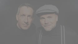 Viktor Gernot und Thomas Stipsits parodieren mit Gitarre und Gesang als „Lotterbuben“ im neuen ...