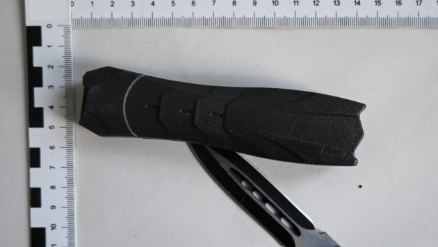Das zerbrochene Springmesser wurde sichergestellt.