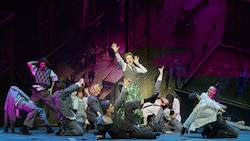 Sarah Schütz in der Rolle der Ruth – eine der beiden Schwestern – mit dem ufEnsemble