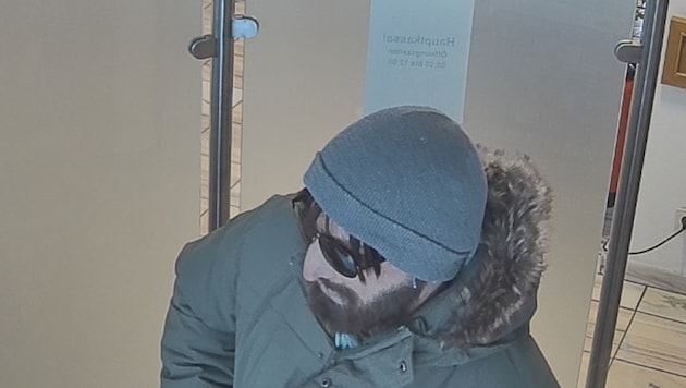 Von dem Bankräuber fehlt weiter jede Spur.