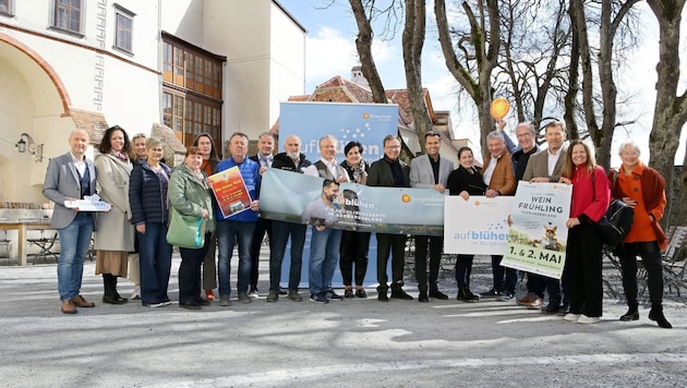 Die Gruppe der Veranstalter von „Aufblühen“.