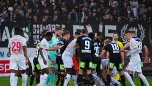 Ob bei Profis oder Amateuren – am Fußballplatz gibt es oft ganz großen Diskussionsbedarf.