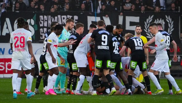 Ob bei Profis oder Amateuren – am Fußballplatz gibt es oft ganz großen Diskussionsbedarf.