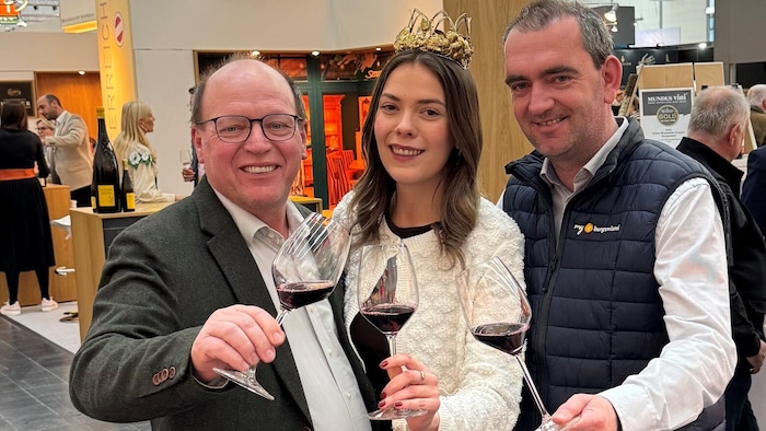 Liegenfeld (li.) und Oschep mit Weinkönigin Maria IV.