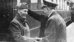 Benito Mussolini (l.) mit Adolf Hitler im Jahr 1944 bei der Verabschiedung nach einem ...