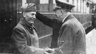 Benito Mussolini (l.) mit Adolf Hitler im Jahr 1944 bei der Verabschiedung nach einem ...