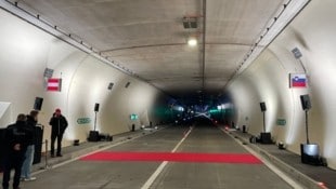 Die zweite Tunnelröhre durch die Karawanken wurde Mittwoch für den Verkehr freigegeben.
