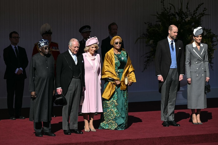 Während sowohl die nigerianische First Lady als auch Queen Camilla in kräftigen Farben zeigten, ...