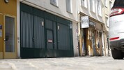 Von außen ziemlich unscheinbar, doch dahinter verbirgt sich der wohl teuerste Parkplatz der ...