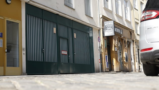 Von außen ziemlich unscheinbar, doch dahinter verbirgt sich der wohl teuerste Parkplatz der ...