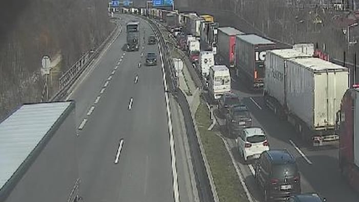 Binnen kürzester Zeit bildete sich ein kilometerlanger Rückstau.