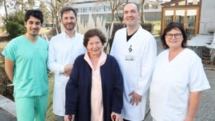 Das engagierte Team um Primarius Dietmar Dammerer (2. v. li.) mit Patientin Helga Harsch (M.).