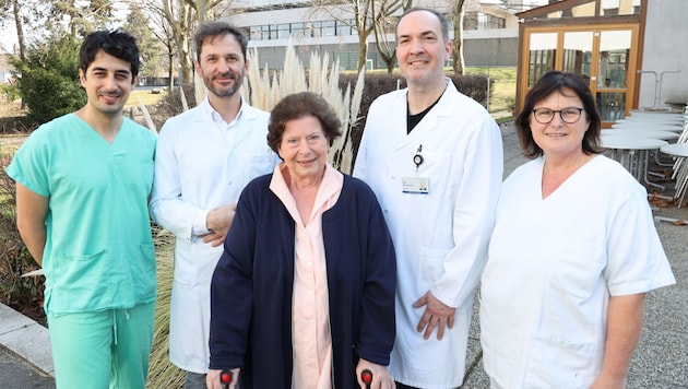 Das engagierte Team um Primarius Dietmar Dammerer (2. v. li.) mit Patientin Helga Harsch (M.).
