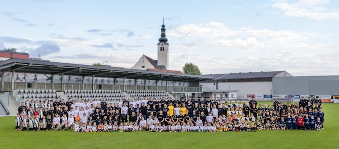 Am Samstag spielt die Mannschaft mit Trauerschleife am Arm.