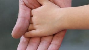 Wenn Kinder von nahen  Bezugspersonen misshandelt oder missbraucht werden, wollen sie oft ...