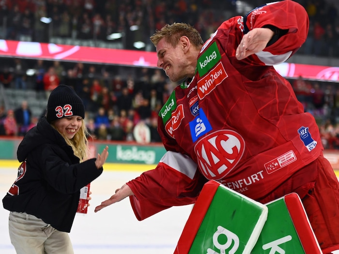 KAC-Goalie Sebastian Dahm will am Donnerstag wieder mit Tochter Vilma feiern.