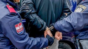 Polizisten konnten die mutmaßlichen Räuber im Obus festnehmen (Symbolbild)