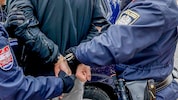 Polizisten konnten die mutmaßlichen Räuber im Obus festnehmen (Symbolbild)