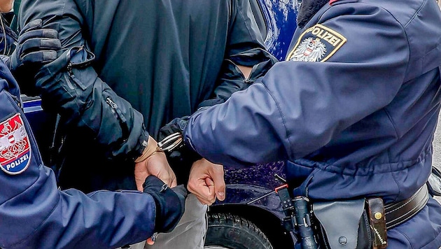 Polizisten konnten die mutmaßlichen Räuber im Obus festnehmen (Symbolbild)