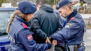 Polizisten konnten die mutmaßlichen Räuber im Obus festnehmen (Symbolbild)