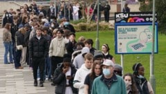 Studenten stellen sich an, um Antibiotika verabreicht zu bekommen.