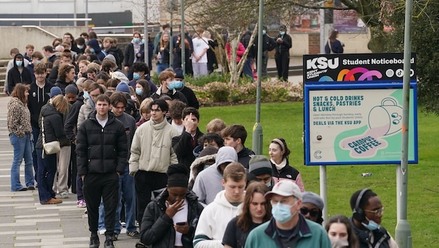 Studenten stellen sich an, um Antibiotika verabreicht zu bekommen.