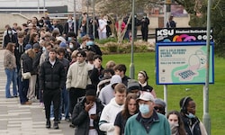 Studenten stellen sich an, um Antibiotika verabreicht zu bekommen.