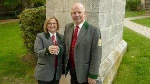 Taktstockübergabe von Günther Pachler zu Stephanie Rinner.