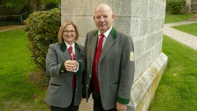 Taktstockübergabe von Günther Pachler zu Stephanie Rinner.