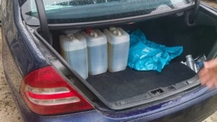 Auf einem Lagerplatz wurde literweise Diesel in Kanister abgefüllt und dann abtransportiert.