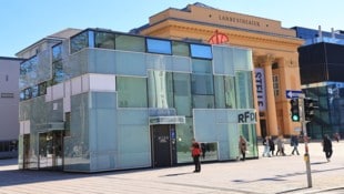 Für die Blauen ist und bleibt der Kubus vor dem Innsbrucker Landhausplatz ein Verhau.