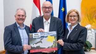 Karl Wilfing (li.) und Johanna Mikl-Leitner mit dem Weltenbummler Gerald Stutz.