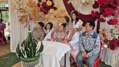 Nur ein Polizist will die Thailänderin ehelichen – der Beamte Macky (re.) war lediglich Beistand ...