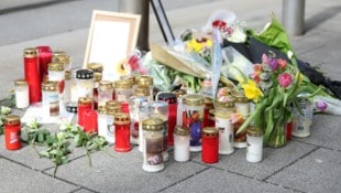 An der Stelle, an der Mahmoud A. (26) tödlich verletzt niedergesunken war, legen Trauernde ...