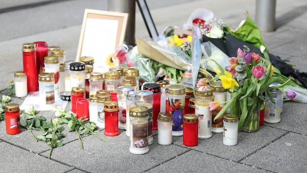 An der Stelle, an der Mahmoud A. (26) tödlich verletzt niedergesunken war, legen Trauernde ...