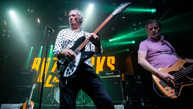 Steve Diggle (l.) hält das 50-jährige Vermächtnis der Punk-Legenden Buzzcocks am Leben. Ende ...