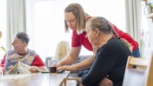 Katharina Süss, Teamleiterin in der angrenzenden Altenpension, war selbst einmal Schülerin und ...