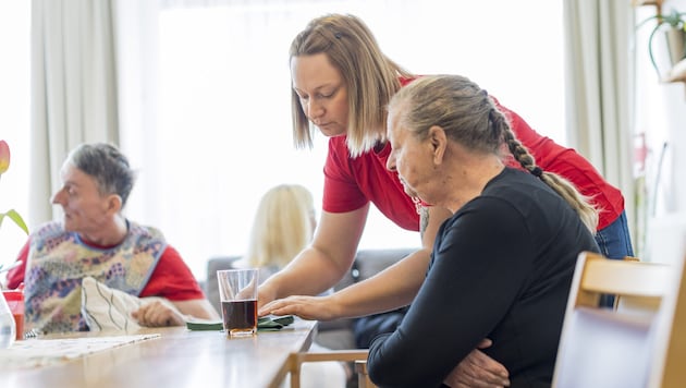Katharina Süss, Teamleiterin in der angrenzenden Altenpension, war selbst einmal Schülerin und ...