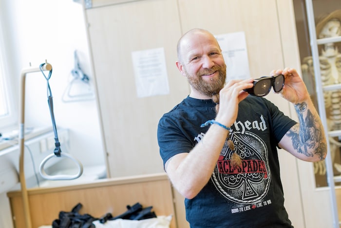 Der Pflegeassistent und Schüler Alexander Pecher mit einer Simulationsbrille