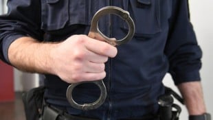 Die Frau setzte sich gegen das Anlegen von Handschellen zur Wehr.