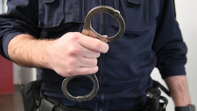 Die Frau setzte sich gegen das Anlegen von Handschellen zur Wehr.