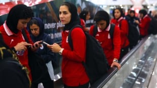 Die iranischen Fußballerinnen sind nach dem Protest im Asien Cup wieder in der Heimat ...