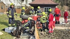 Einsatzkräfte der Feuerwehr Aurolzmünster hoben die Maschine an.