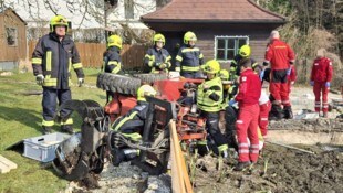 Einsatzkräfte der Feuerwehr Aurolzmünster hoben die Maschine an.