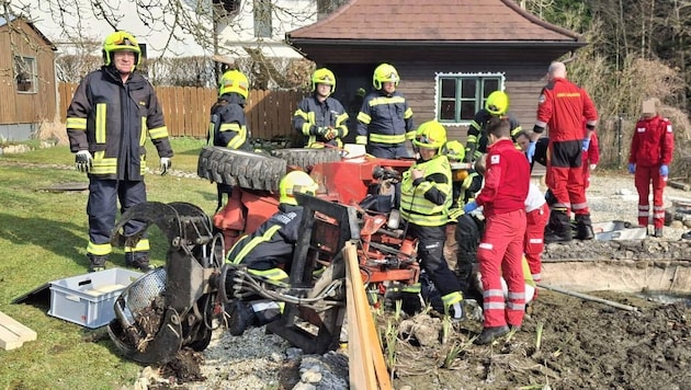 Einsatzkräfte der Feuerwehr Aurolzmünster hoben die Maschine an.